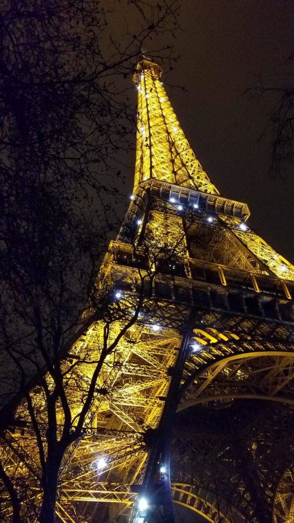 the eiffel tower lit up at night