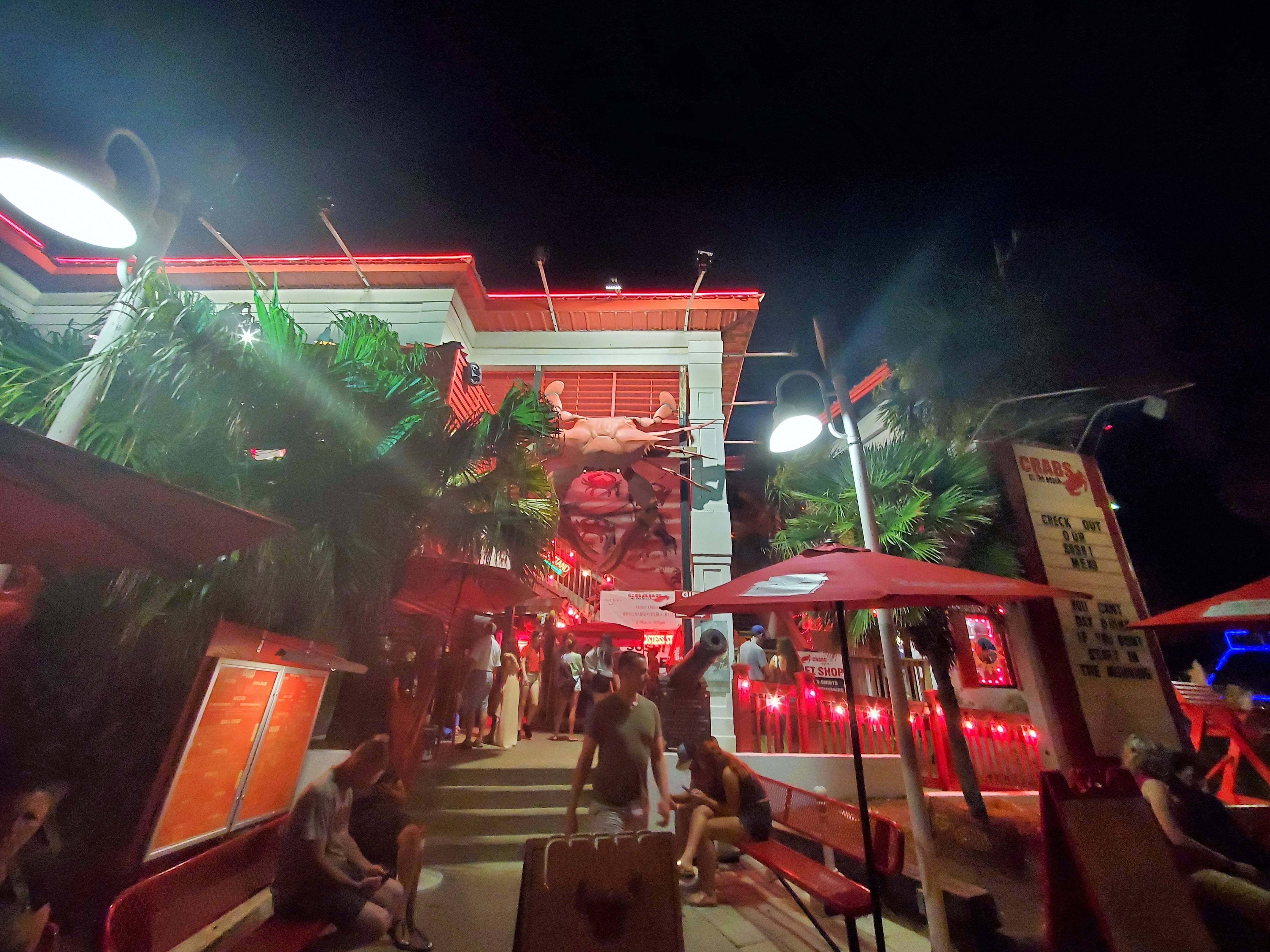 Crabs restaurant at night in Pensacola Beach