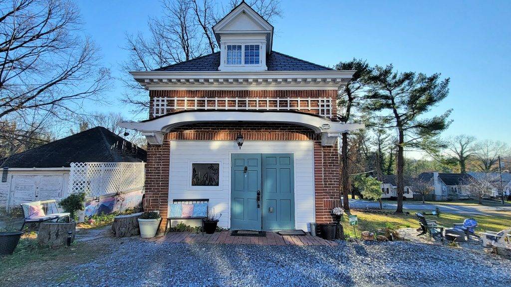 exterior of the carriage house airbnb