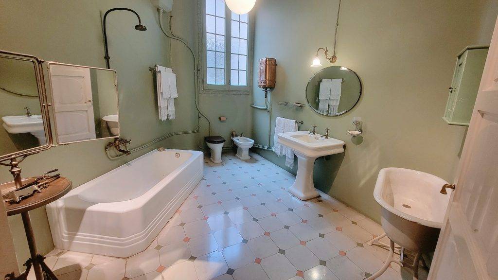 Bathroom designed to reflect the early 20th century