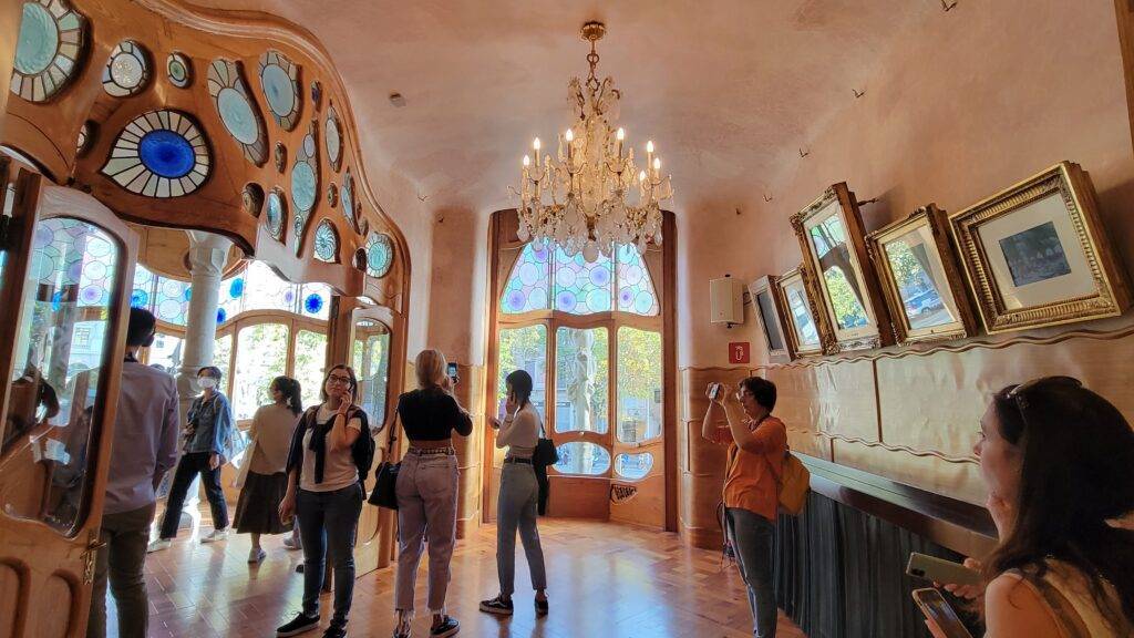 Luxurious room with chandelier and stained glass at Casa Batllo